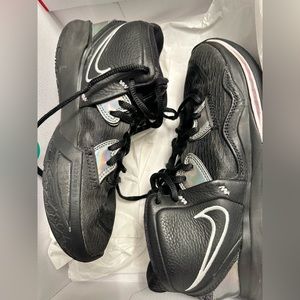 Kyrie Infinity Mens Size 6 with box